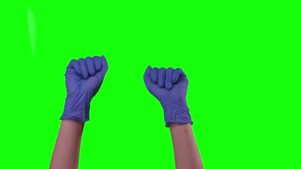 Las manos de los trabajadores del laboratorio médico con guantes azules protectores muestran señal de stop. Pantalla verde. De cerca. — Vídeos de Stock