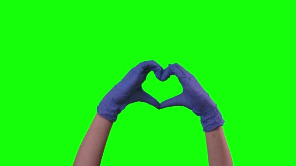 Ärztin, die mit ihren Händen Herzformen herstellt. Grüner Bildschirm. Nahaufnahme — Stockvideo