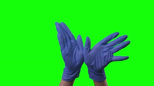 Läkare kvinnliga händer i blå handskar svär och gester nervöst på grön skärm. Närbild rörelse. — Stockvideo