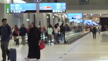 İstanbul, Türkiye - SEPT, 2019: Bulanık, hızlı hareket. İstanbul 'un yeni havaalanında bavullu ve bavullu yolcular yürüyor