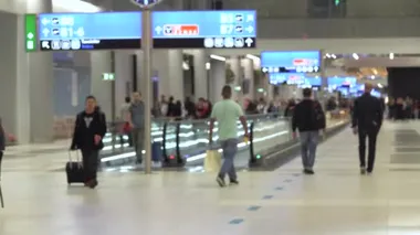 İstanbul, Türkiye - SEPT, 2019: Bulanık hareket. İstanbul 'un yeni havaalanında bavul, sırt çantası ve bavul taşıyan yolcular