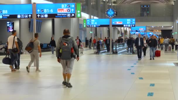 Istanbul, Türkei - SEPT 2019: Passagiere mit Koffern, Rucksäcken und Gepäck auf dem neuen Flughafen von Istanbul — Stockvideo