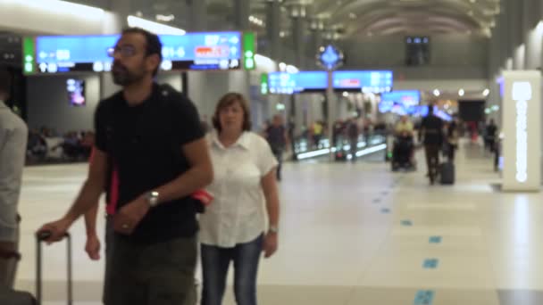 Κωνσταντινούπολη, Τουρκία - SEPT, 2019: Θολή κίνηση. Επιβάτες με βαλίτσες και αποσκευές περπατούν στο νέο αεροδρόμιο της Κωνσταντινούπολης — Αρχείο Βίντεο