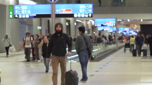 Istanbul, Türkei - SEPT 2019: Unscharfe Bewegung. Passagiere mit Koffern und Gepäck auf dem neuen Flughafen von Istanbul — Stockvideo