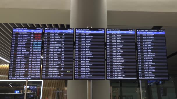 İstanbul 'un yeni havalimanı IGA' da uçuş bilgileri içeren uçuş takvimi — Stok video