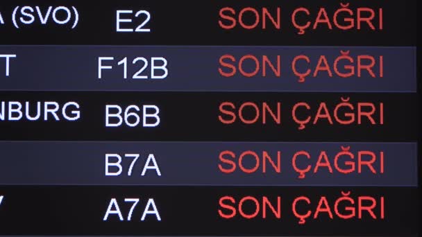 Таблица времени в аэропорту с надписью на дисплее последнего звонка на английском и турецком языках, новый аэропорт Стамбула. Закрыть — стоковое видео