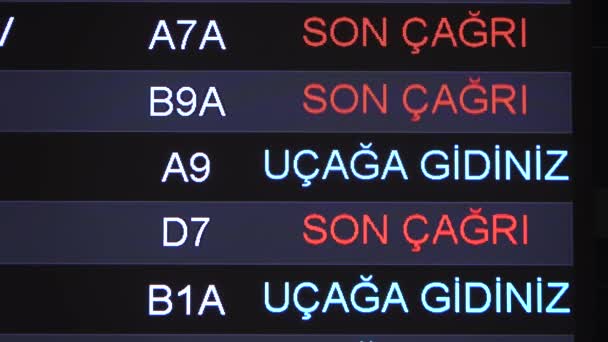 Harmonogram informacji lotniskowej z napisem na wyświetlaczu ostatnie połączenie i wejście na pokład w języku angielskim i tureckim, nowe lotnisko w Stambule. Zamknij się. — Wideo stockowe