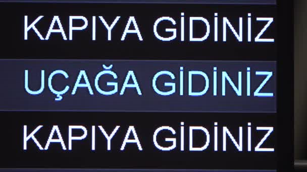 Flygplatsinformation tidtabell med inskription visas gå till gate och ombordstigning på engelska och turkiska, ny flygplats i Istanbul. Närbild — Stockvideo