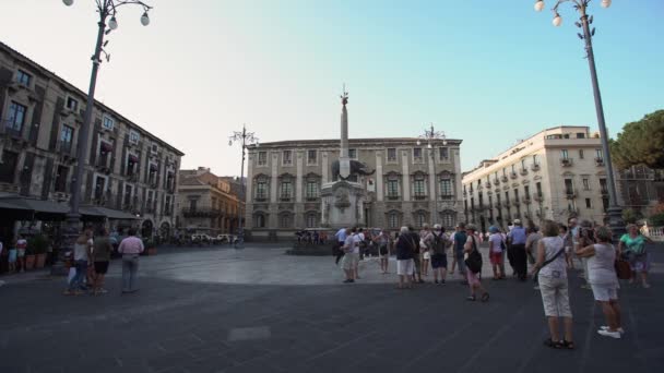 CATANIA,シチリア島,イタリア- 2019年9月:噴水,広場の中央に立つ象のローマの像。歩く観光客、青空 — ストック動画