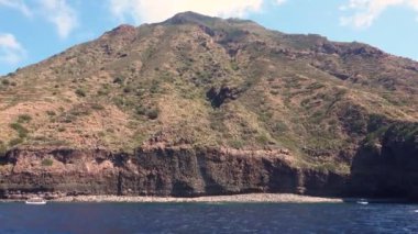 Akdeniz 'de Lipari Adası' nda demirlemiş beyaz kayıklar. Beyaz bulutlu mavi gökyüzü. Yaz güneşli bir gün. Sicilya, İtalya