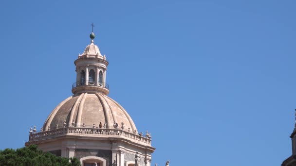 Tourists on dome of Roman Catholic cathedral. Surrounded by green trees. Blue sky, sunny day in Catania, new airport of Istanbul — Stock Video