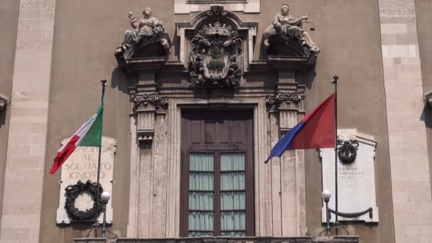 CATANIA, SICILY, ITALY - SEPT, 2019: Μπαλκόνι του παλατιού των Ελεφάντων, Δημαρχείο της πόλης με δύο σημαίες και πρόσοψη διακοσμημένη με γλυπτά. Κλείσε. — Αρχείο Βίντεο