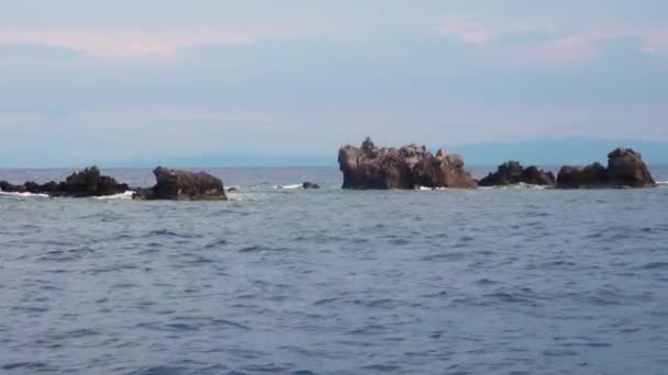 Akdeniz 'deki küçük kayalar, ufuk çizgisi. Mavi gökyüzü, beyaz bulutlar. Lipari Adaları, Sicilya, İtalya — Stok video