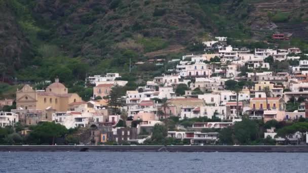 Vista dal Mar Mediterraneo su montagna e paesaggio urbano su di esso. Isole Lipari, Sicilia, Italia — Video Stock