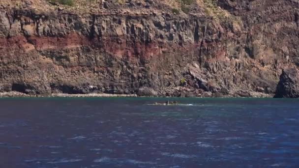 地中海のリパリ島。夏の晴れた日。青い水面が波打つ。シチリア島,イタリア — ストック動画