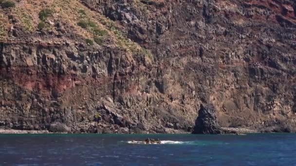 Isola di Lipari nel Mediterraneo. Giornata estiva di sole. Superficie dell'acqua blu increspata. Sicilia, Italia — Video Stock