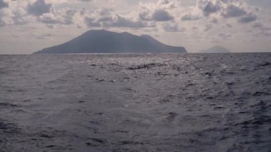 Sis içindeki Rocky Dağları. Akdeniz 'in karanlık suları. Lipari Adaları, Sicilya, İtalya. Yavaş çekim