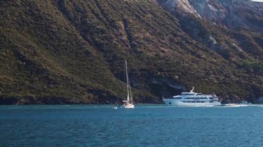 Akdeniz 'de beyaz yat ve eğlence teknesi denize açılıyor. Lipari Adaları, Sicilya, İtalya