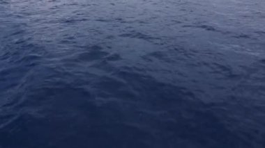 Su yüzeyindeki tekneden, dağlardan ve mavi gökyüzünden görüntü. Lipari Adaları, Sicilya, İtalya