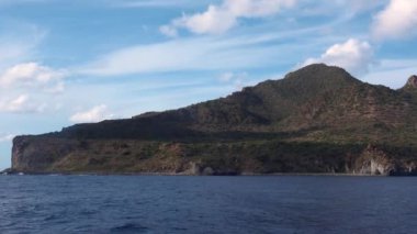 Dağdaki Akdeniz manzarası ve deniz kenarındaki şehir manzarası. Lipari Adaları, Sicilya, İtalya