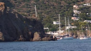 Akdeniz körfezine demirlemiş yelkenli ve yelkenli yatları. Lipari Adaları, Sicilya, İtalya