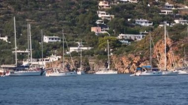 Dağın eteklerine yakın Akdeniz 'de demirlemiş yelkenli tekneleri. Lipari Adaları, Sicilya, İtalya