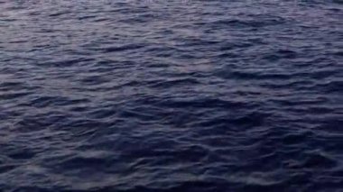 Dalgalanan su. Akdeniz 'de demirli motorlu tekneler. Dağ, gün batımı. Lipari Adaları, Sicilya, İtalya