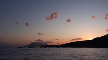 Resimli günbatımı, dağlar ve renkli gökyüzü. Akdeniz 'de yelkenliler. Lipari Adaları, Sicilya, İtalya
