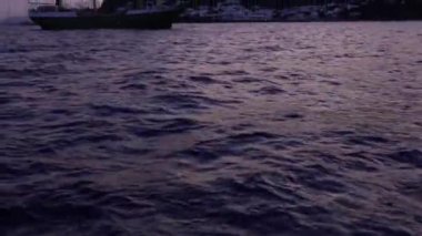 Dalgalanan mavi su yüzeyi. Akdeniz 'de yüzen bir gemi. Lipari Adaları, Sicilya, İtalya