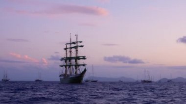 Yelkenli bir yelkenli Akdeniz 'de yüzüyor. Lipari Adaları, Sicilya, İtalya
