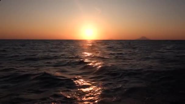Вид с движущегося катера на островах Липари в Средиземном море, шхуна. Летний закат или восход солнца. Сицилия, Италия — стоковое видео