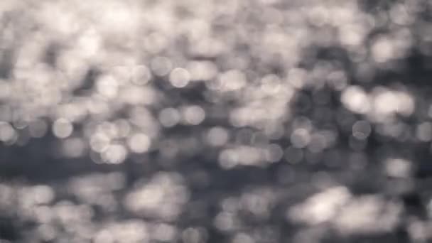 La surface floue de l'eau scintille sous le clair de lune. Mouvement lent 