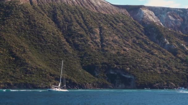 Yate blanco con barco de goma están navegando en el mar Mediterráneo. Islas Lipari, Sicilia, Italia — Vídeos de Stock