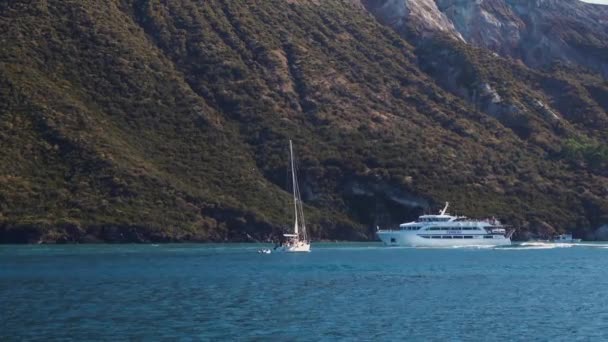 Iate branco e barco de recreio estão navegando no mar Mediterrâneo. Lipari Islands, Sicília, Itália — Vídeo de Stock