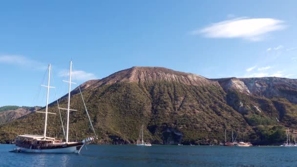 Grote zeilboot en afgemeerde witte zeiljachten in de Middellandse Zee. Liparische Eilanden, Sicilië, Italië — Stockvideo