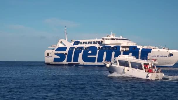 LIPARI SZIGETEK, SICILY, OLASZORSZÁG - SZEPT, 2019: Fehér hajó, személyhajóval és vitorlással a tengeren — Stock videók