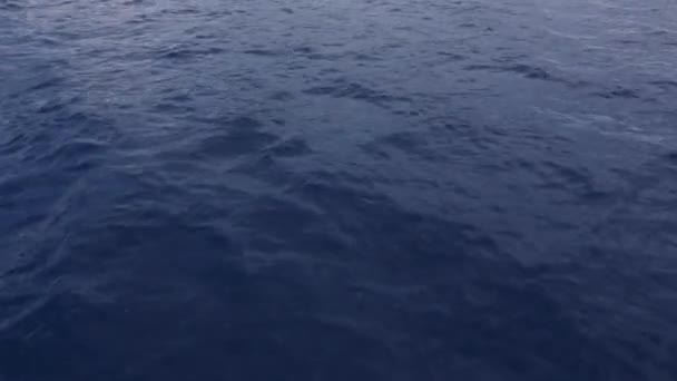 Vista desde el barco sobre la superficie del agua, montañas y cielo azul. Islas Lipari, Sicilia, Italia — Vídeos de Stock