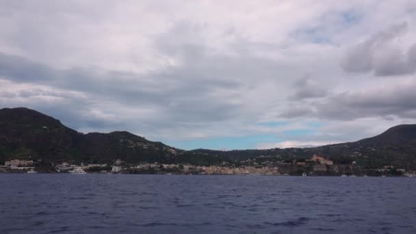 Pintoresca vista desde el mar Mediterráneo en el muelle y paisaje urbano. Islas Lipari, Sicilia, Italia — Vídeo de stock