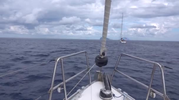 Vista do nariz do iate virando à esquerda, flutuando em direção às montanhas. Lipari Islands, Sicília, Itália — Vídeo de Stock