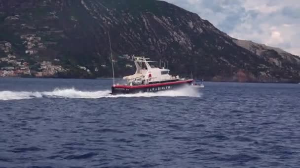 Bote de rescate con bandera de Italia flotando en el mar Mediterráneo. Islas Lipari, Sicilia, Italia — Vídeo de stock