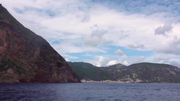 Γραφική θέα από ιστιοπλοϊκό σκάφος σε αστικό τοπίο στην παραλία. Στην Ιταλία. Νησιά Lipari, Σικελία, Ιταλία — Αρχείο Βίντεο