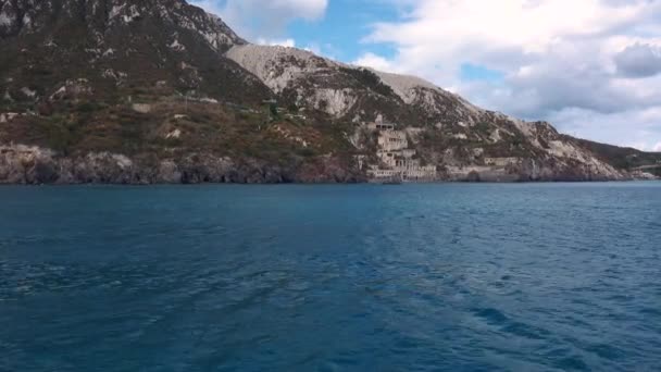 Witte boten verankerd in de Middellandse Zee in de buurt van voet van de berg. Liparische Eilanden, Sicilië, Italië — Stockvideo