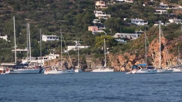 Barche a vela ormeggiate nel Mediterraneo vicino ai piedi della montagna. Isole Lipari, Sicilia, Italia — Video Stock