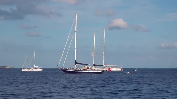 Veleros, pequeñas lanchas a motor y yates de vela en el mar Mediterráneo. Islas Lipari, Sicilia, Italia — Vídeos de Stock