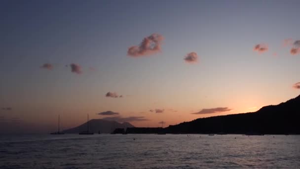 Pittoresk solnedgång, berg och färgglad himmel. Segelbåtar i Medelhavet. Lipariöarna, Sicilien, Italien — Stockvideo
