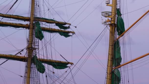 Mât de voilier avec voiles pliées, gréement et cordes 