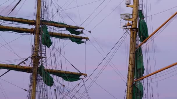 Mât de voilier avec voiles pliées, gréement et cordes — Video