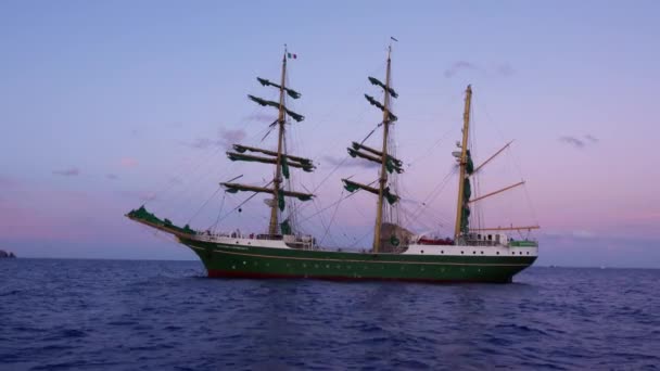 Navio de vela verde com velas dobradas está flutuando no mar. Lipari Islands, Sicília, Itália — Vídeo de Stock