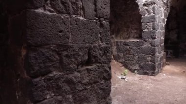 CATANIA, SICILY, ITALY - EPT, 2019: Roma Amfitiyatrosunun kalıntıları arasında yürümek. Yavaş çekim