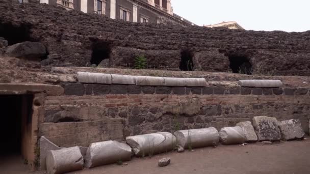 KATANIEN, SIZILIEN, ITALIEN - SEPT 2019: Antike Ruinen des römischen Amphitheaters. Zeitlupe — Stockvideo